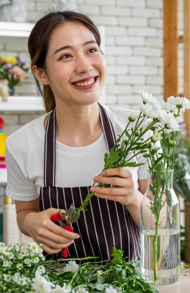 female florists Asians are arranging flowers for customer