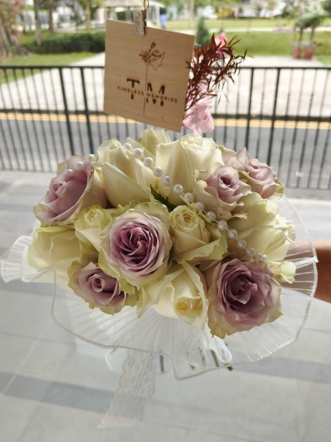 Vintage vibes and romantic blooms. Our "Vintage Romance" bouquet is simply enchanting. ✨