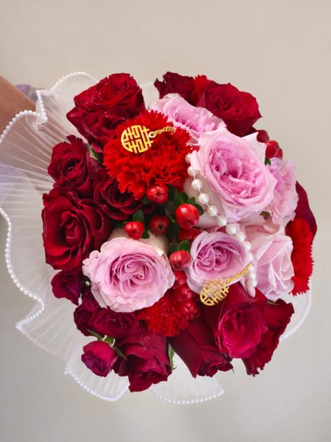 Embrace tradition and celebrate love with our "Double Happiness Bloom" bouquet. Featuring vibrant roses, carnations, and the auspicious "囍" symbol.